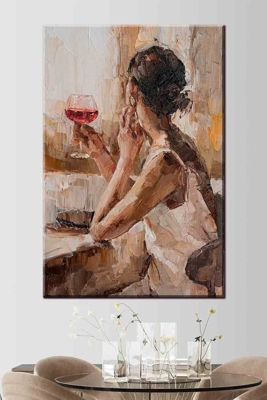 Peinture d'une femme tenant un verre de vin