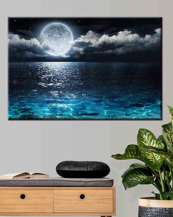 Une lune sur l'eau la nuit Une lune sur l'eau la nuit