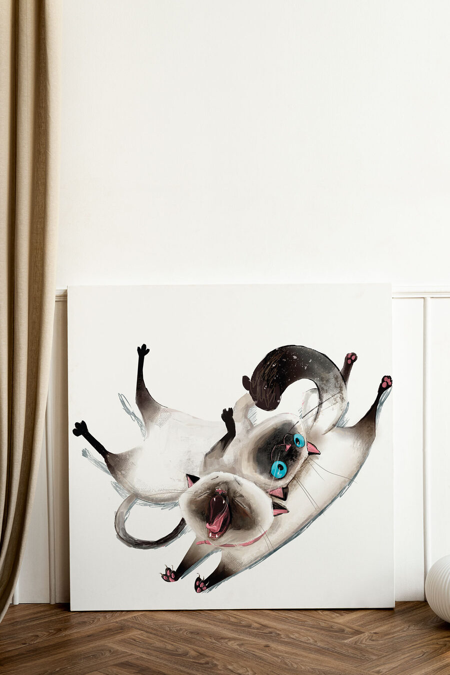 Un chat couché sur le dos