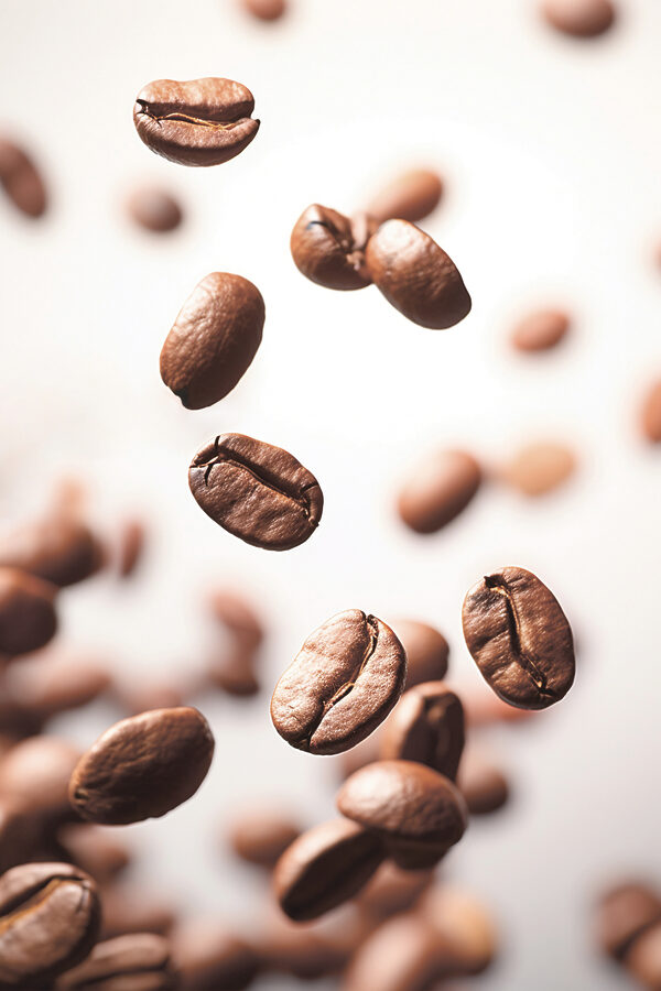 Grains de café tombant dans l'air Grains de café tombant dans l'air
