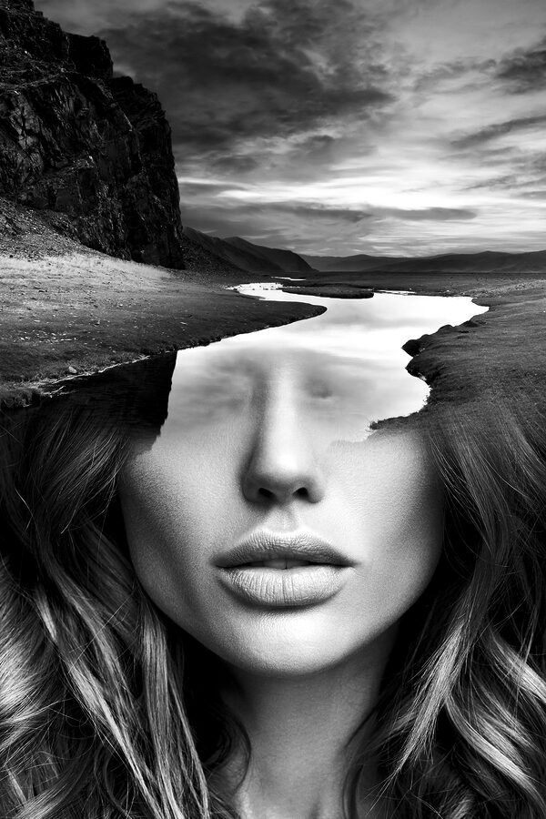 Un visage de femme avec une rivière et des montagnes Un visage de femme avec une rivière et des montagnes