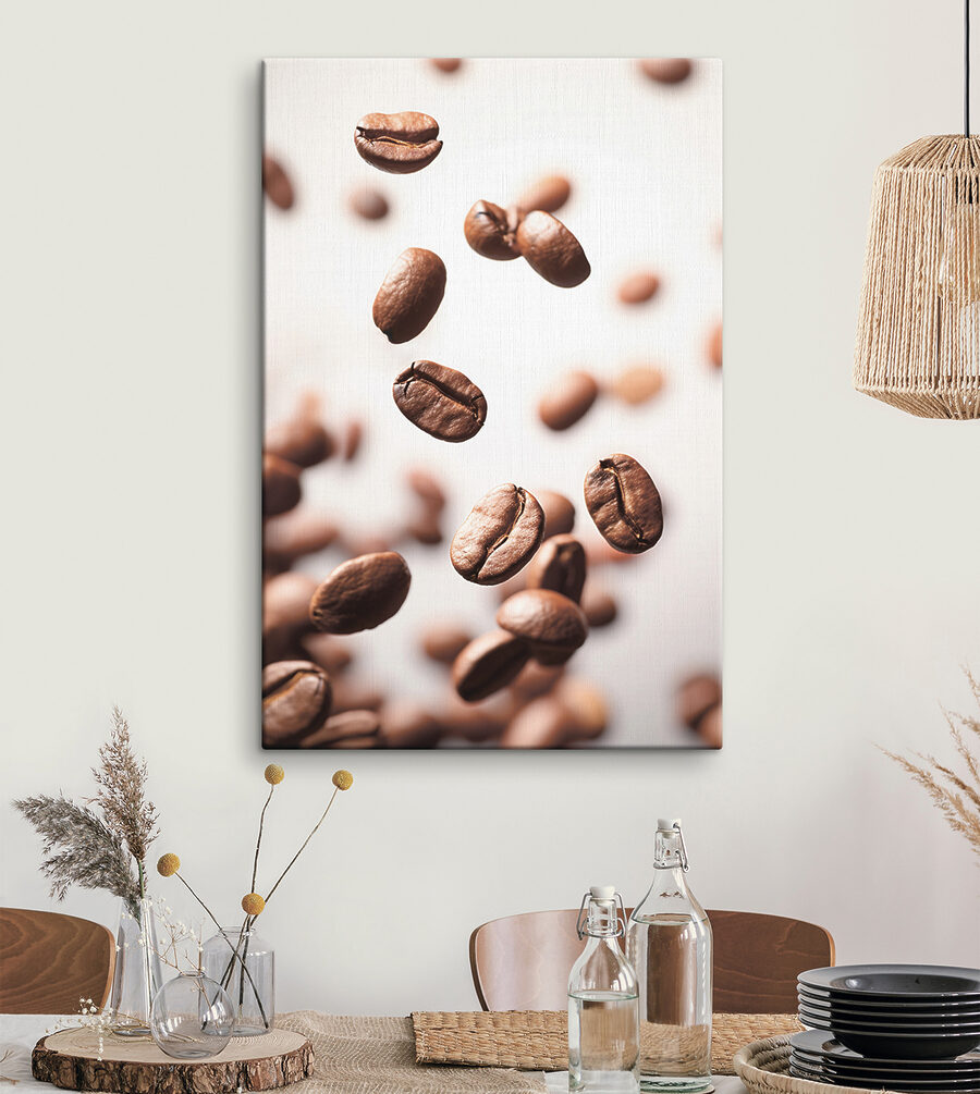 Grains de café tombant dans l'air Grains de café tombant dans l'air