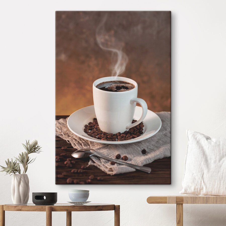 Une tasse de café sur une assiette avec des haricots et une cuillère