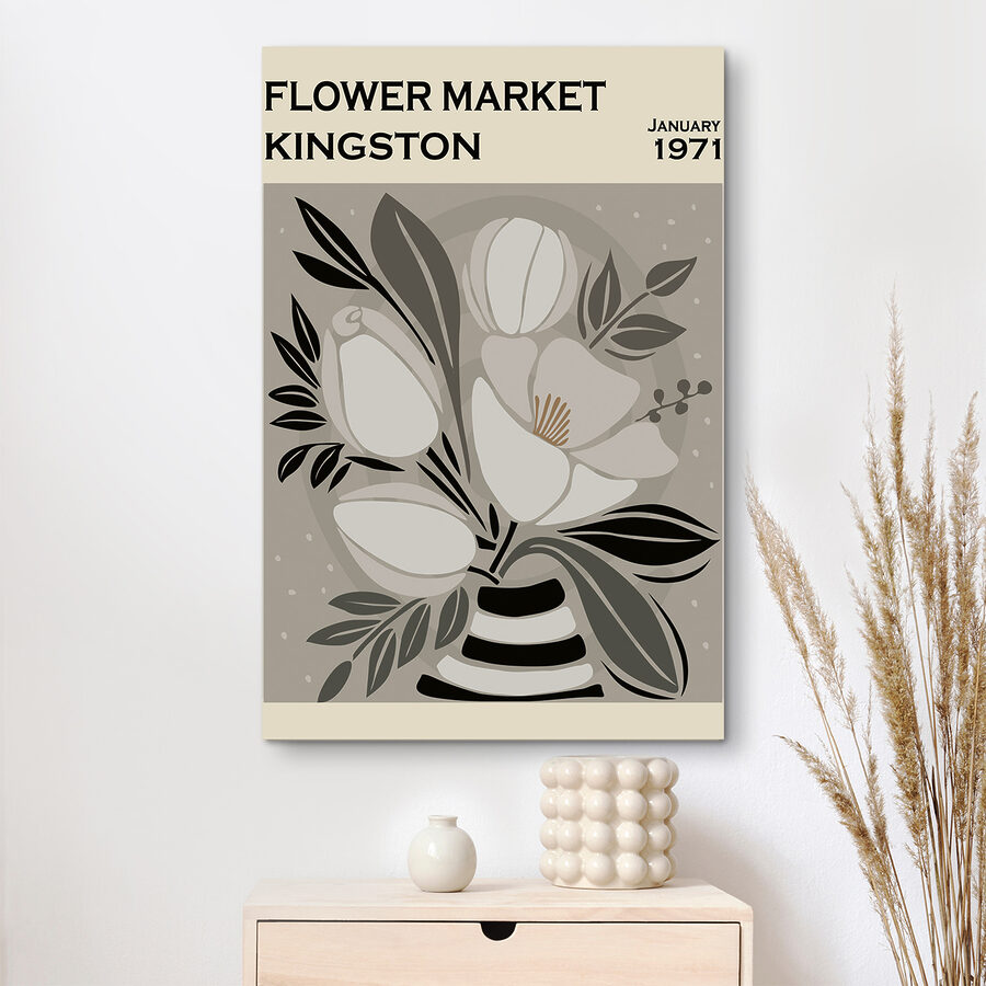 Une fleur blanche avec des feuilles noires
