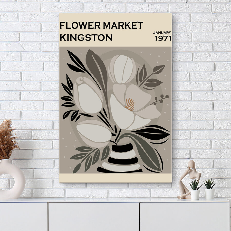 Une fleur blanche avec des feuilles noires