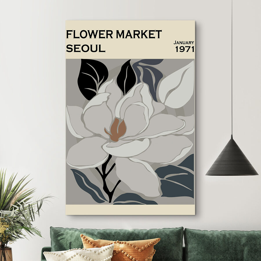 Une fleur blanche avec des feuilles noires
