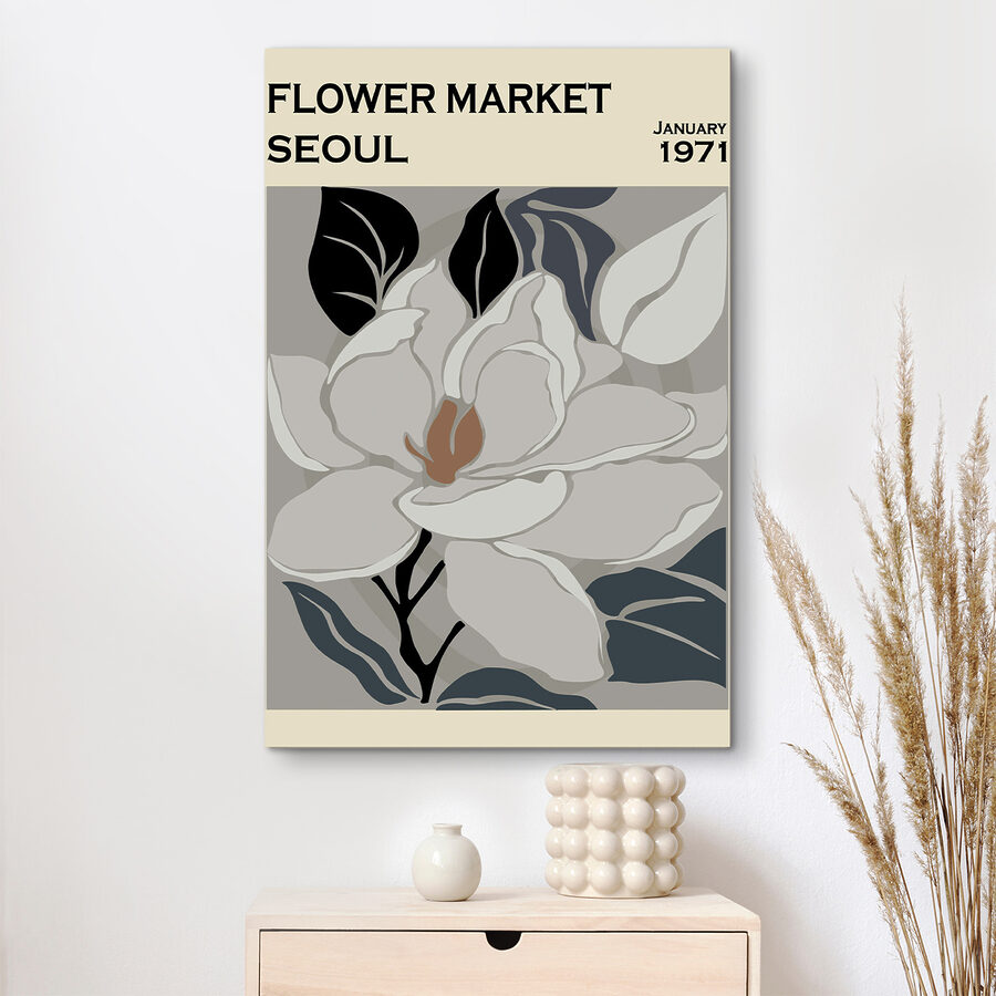 Une fleur blanche avec des feuilles noires