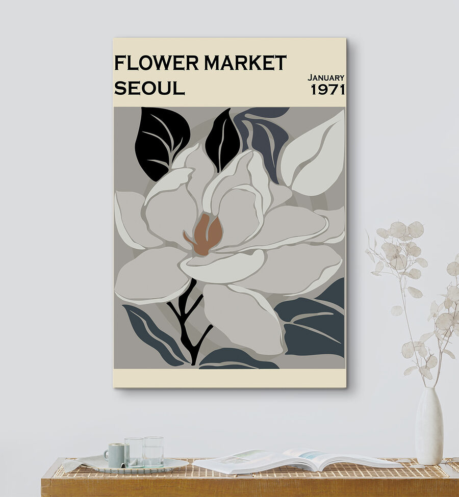 Une fleur blanche avec des feuilles noires