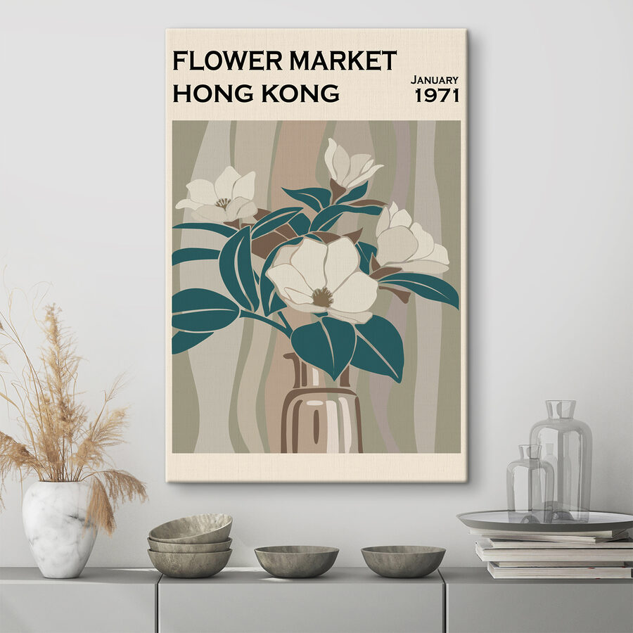 Un vase avec des fleurs et des feuilles