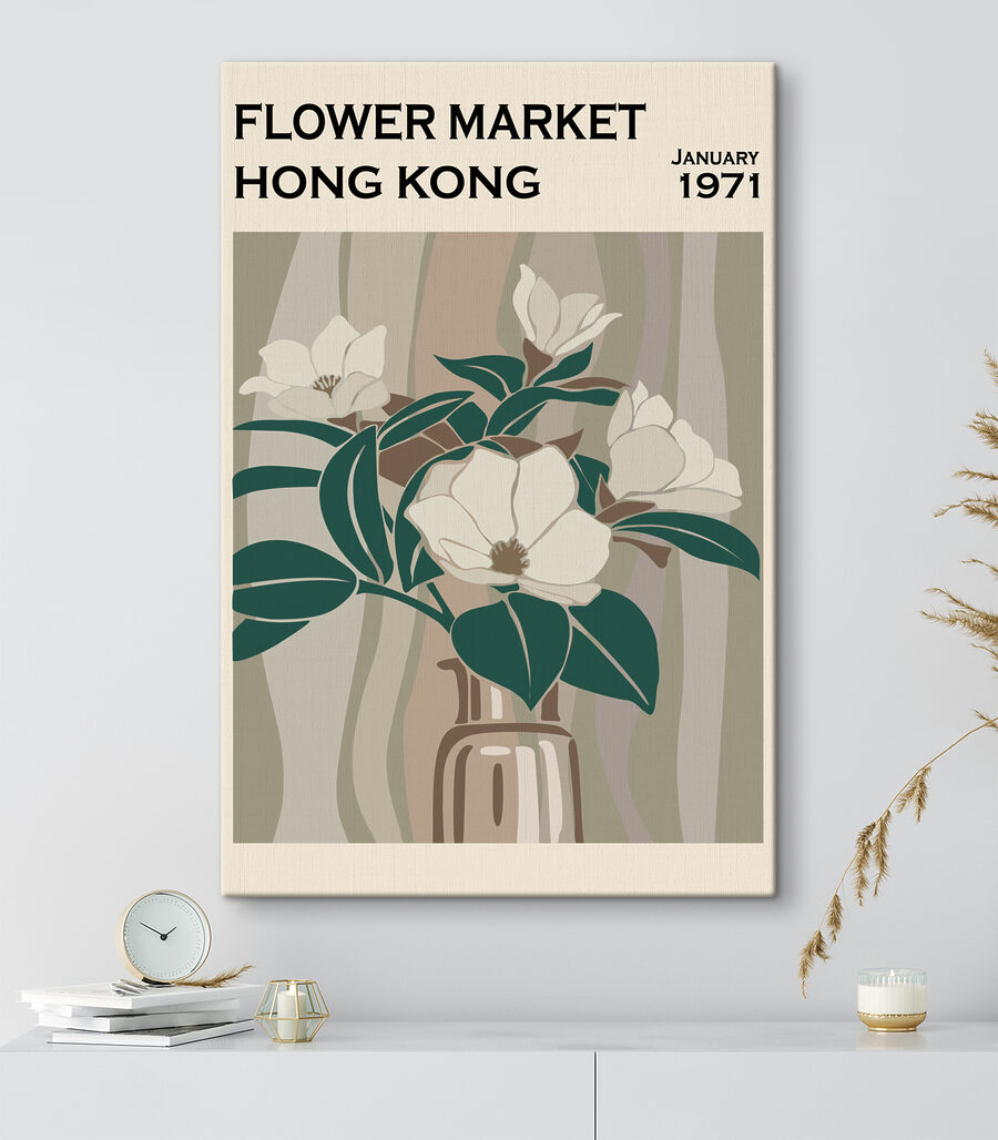 Un vase avec des fleurs et des feuilles
