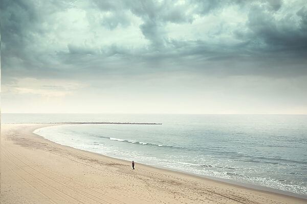 Une personne marchant sur une plage Une personne marchant sur une plage