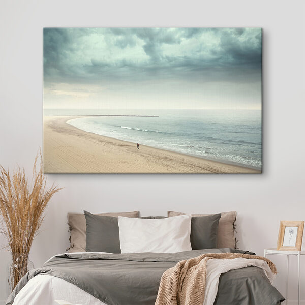 Une personne marchant sur une plage Une personne marchant sur une plage