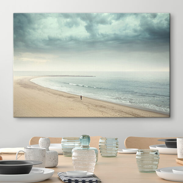 Une personne marchant sur une plage Une personne marchant sur une plage