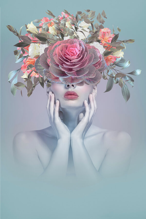Une femme avec des fleurs sur la tête Une femme avec des fleurs sur la tête