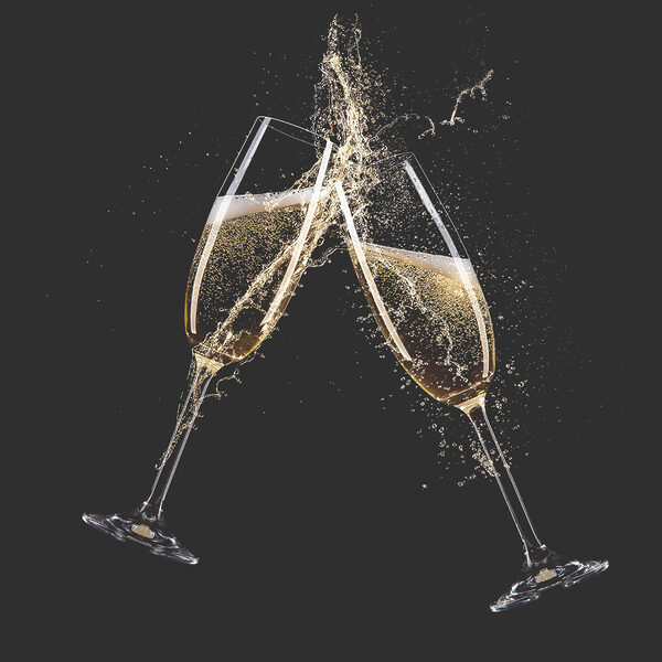 Deux coupes de champagne avec éclaboussures Deux coupes de champagne avec éclaboussures