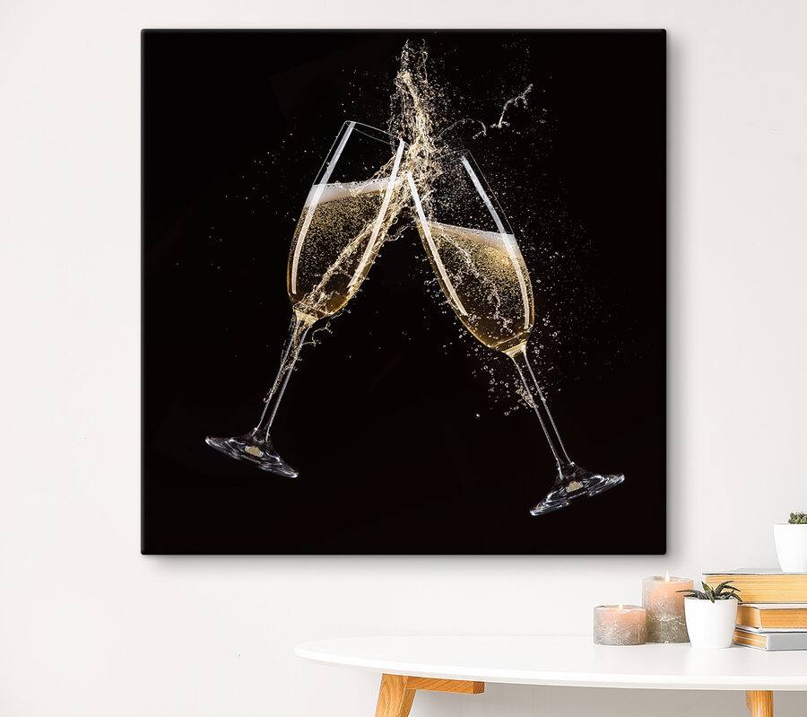 Deux coupes de champagne avec éclaboussures Deux coupes de champagne avec éclaboussures