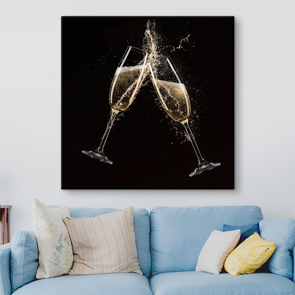 Deux coupes de champagne avec éclaboussures Deux coupes de champagne avec éclaboussures