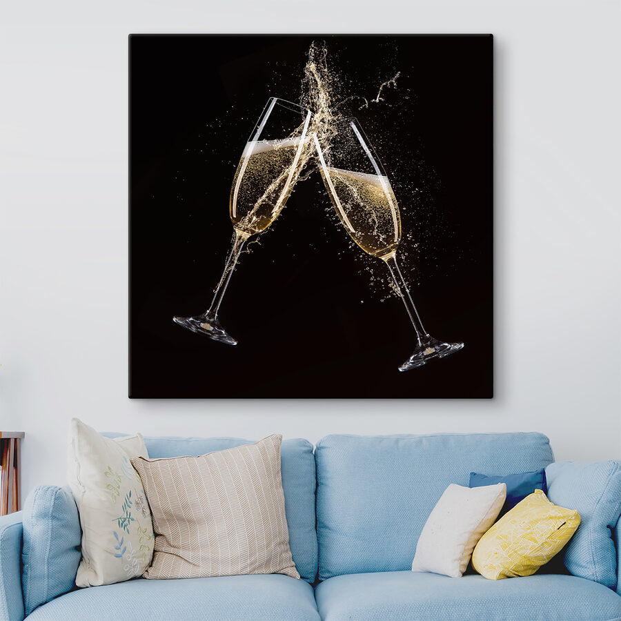 Deux coupes de champagne avec éclaboussures Deux coupes de champagne avec éclaboussures
