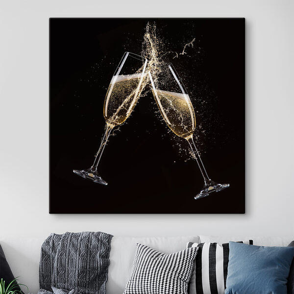 Deux coupes de champagne avec éclaboussures Deux coupes de champagne avec éclaboussures