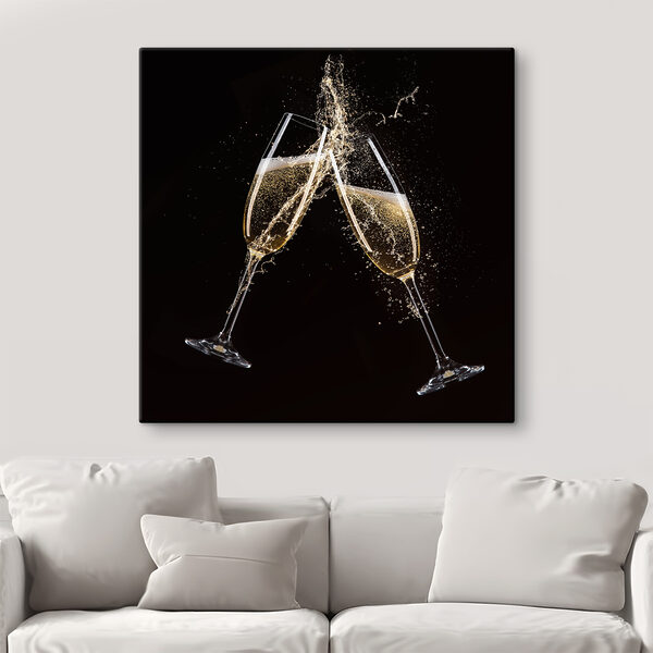 Deux coupes de champagne avec éclaboussures Deux coupes de champagne avec éclaboussures