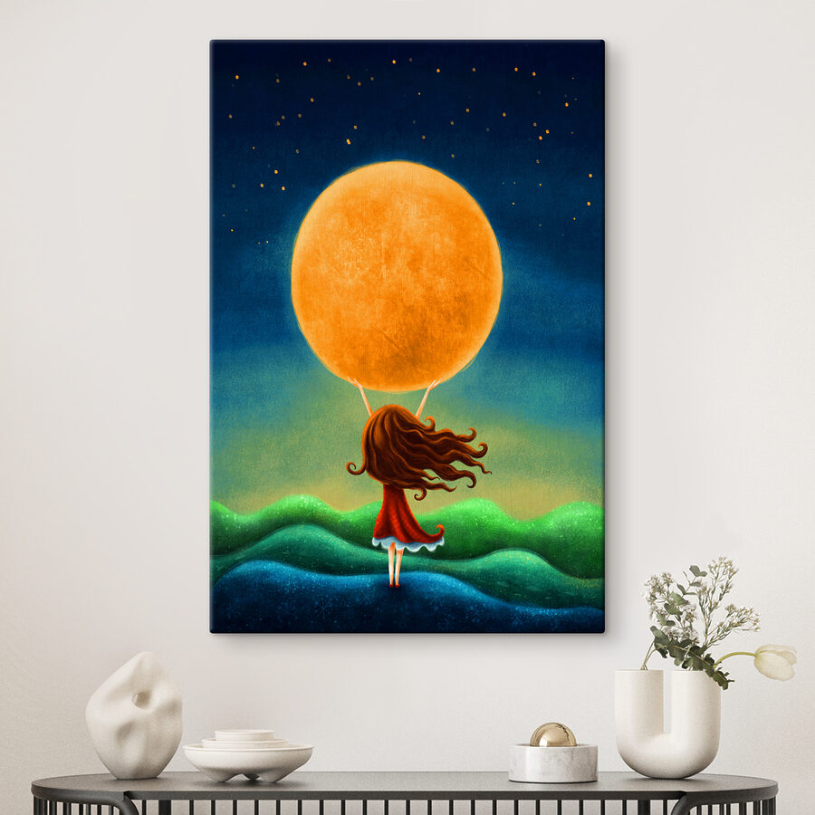 Une fille tenant une grande lune jaune