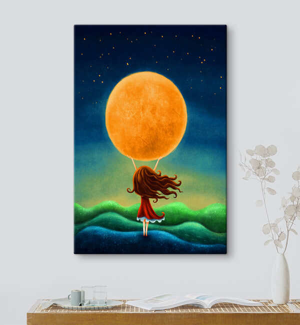Une fille tenant une grande lune jaune Une fille tenant une grande lune jaune