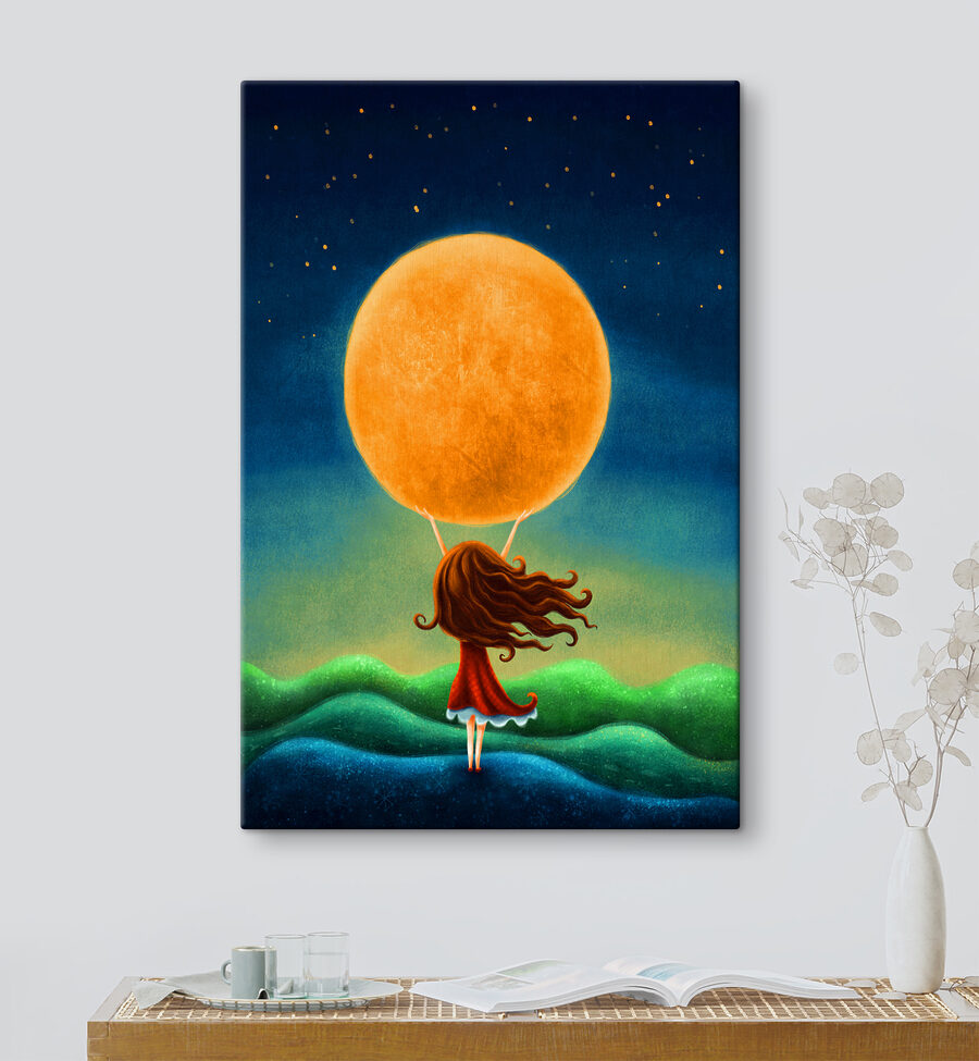 Une fille tenant une grande lune jaune