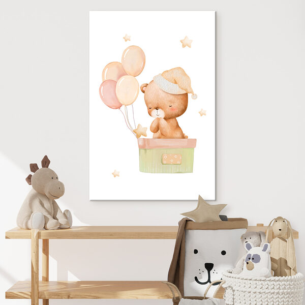 Un ours en peluche dans une boîte avec des ballons Un ours en peluche dans une boîte avec des ballons
