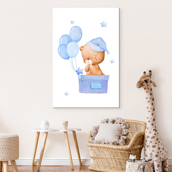 Un ours en peluche dans une boîte avec des ballons Un ours en peluche dans une boîte avec des ballons