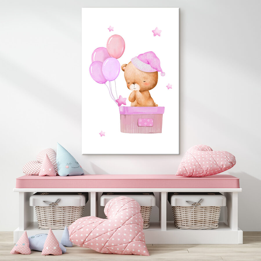 Un ours en peluche dans un panier avec des ballons