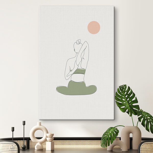 Une femme assise en position de yoga Une femme assise en position de yoga