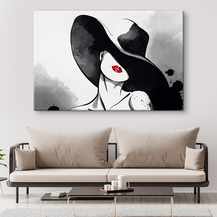 Une femme portant un chapeau