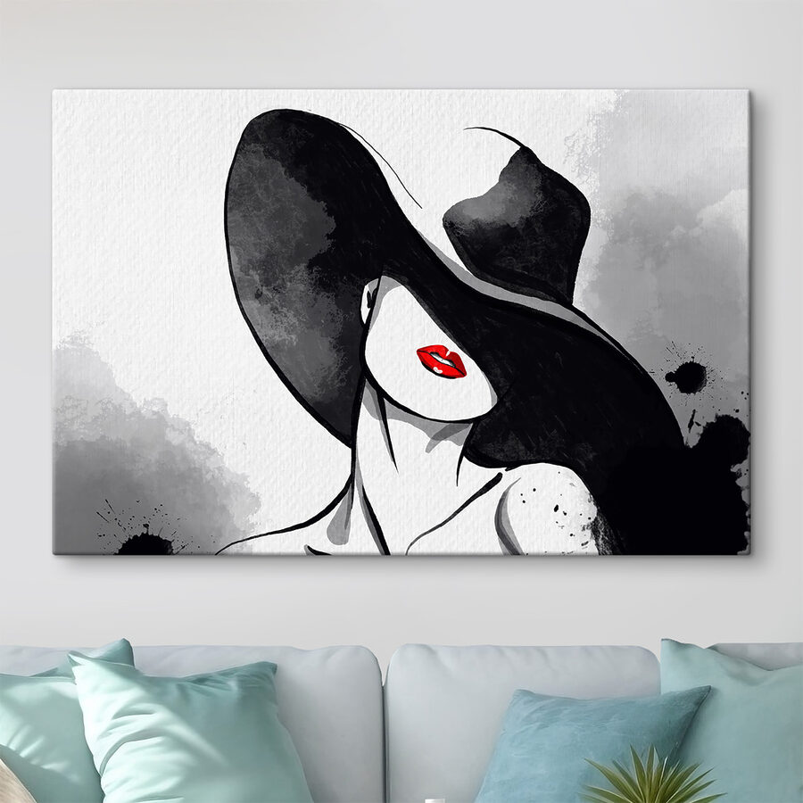 Une femme portant un chapeau