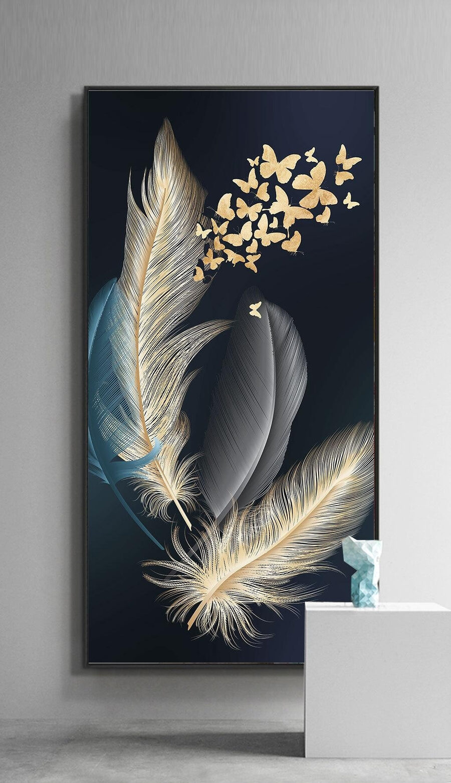 Un groupe de plumes avec des papillons