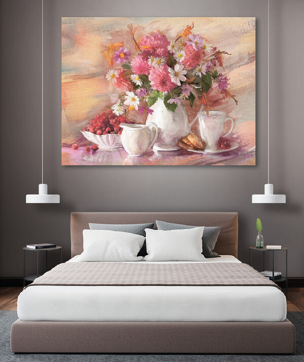 Une peinture de fleurs dans un vase et un bol de croissants Une peinture de fleurs dans un vase et un bol de croissants