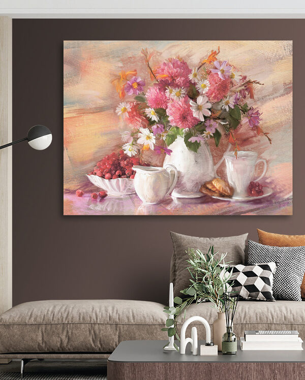 Une peinture de fleurs dans un vase et un bol de croissants Une peinture de fleurs dans un vase et un bol de croissants