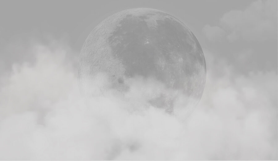 Une lune dans les nuages