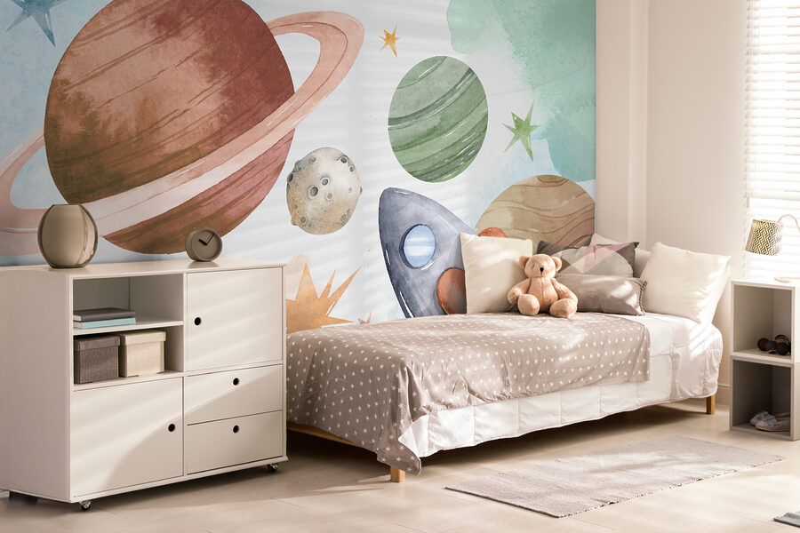 Une chambre avec une peinture murale de planètes et d'étoiles