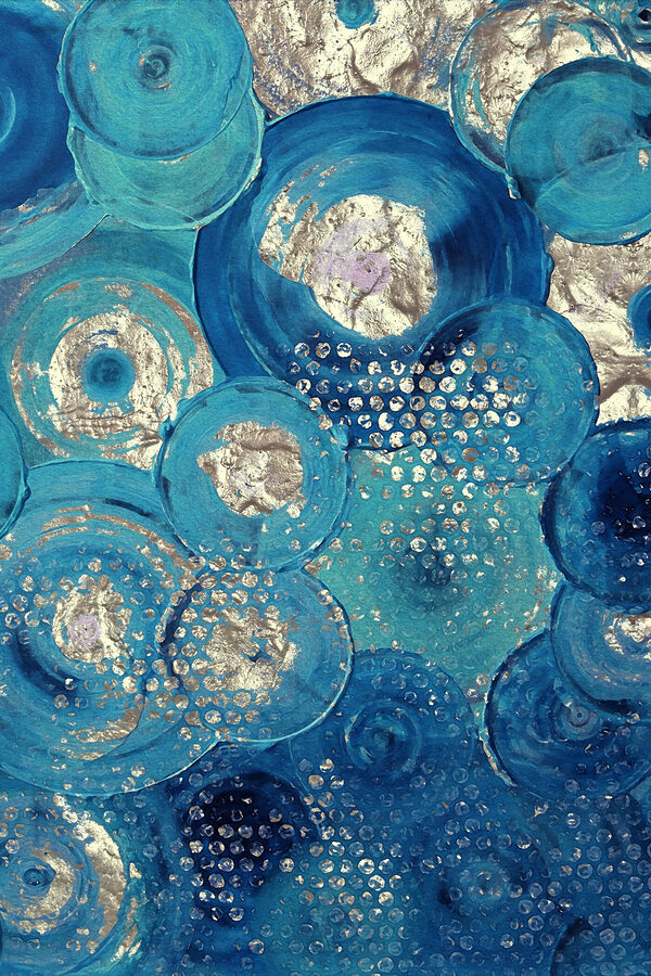 Une peinture circulaire bleue et argentée Une peinture circulaire bleue et argentée