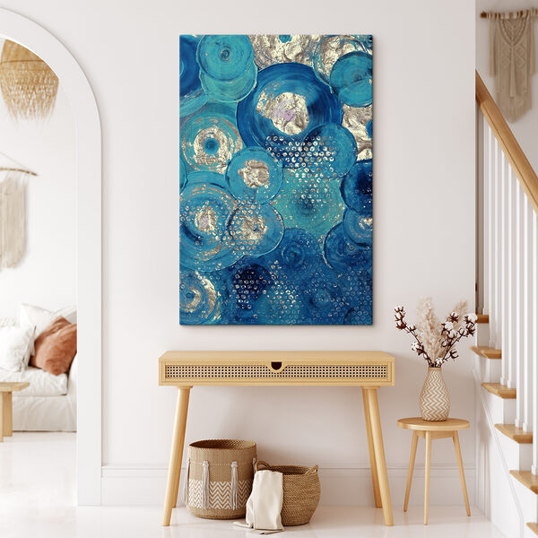 Une peinture circulaire bleue et argentée Une peinture circulaire bleue et argentée