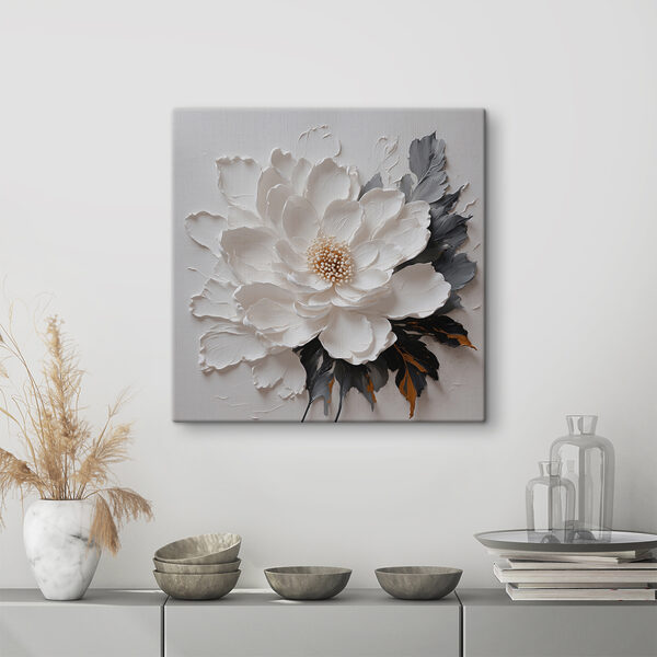 Une fleur blanche avec des feuilles noires et grises Une fleur blanche avec des feuilles noires et grises