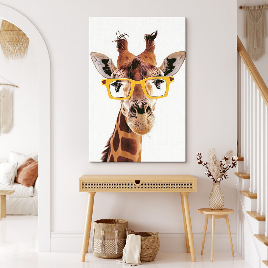 Une girafe portant des lunettes jaunes Une girafe portant des lunettes jaunes