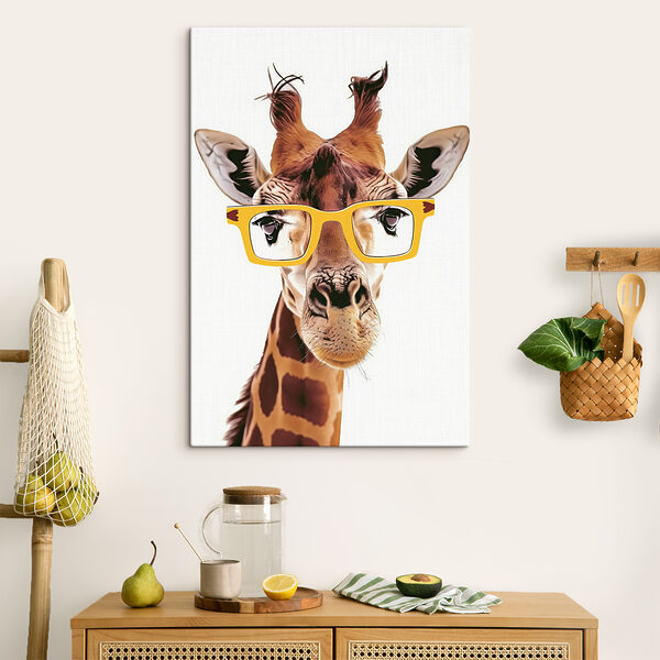 Une girafe portant des lunettes jaunes Une girafe portant des lunettes jaunes