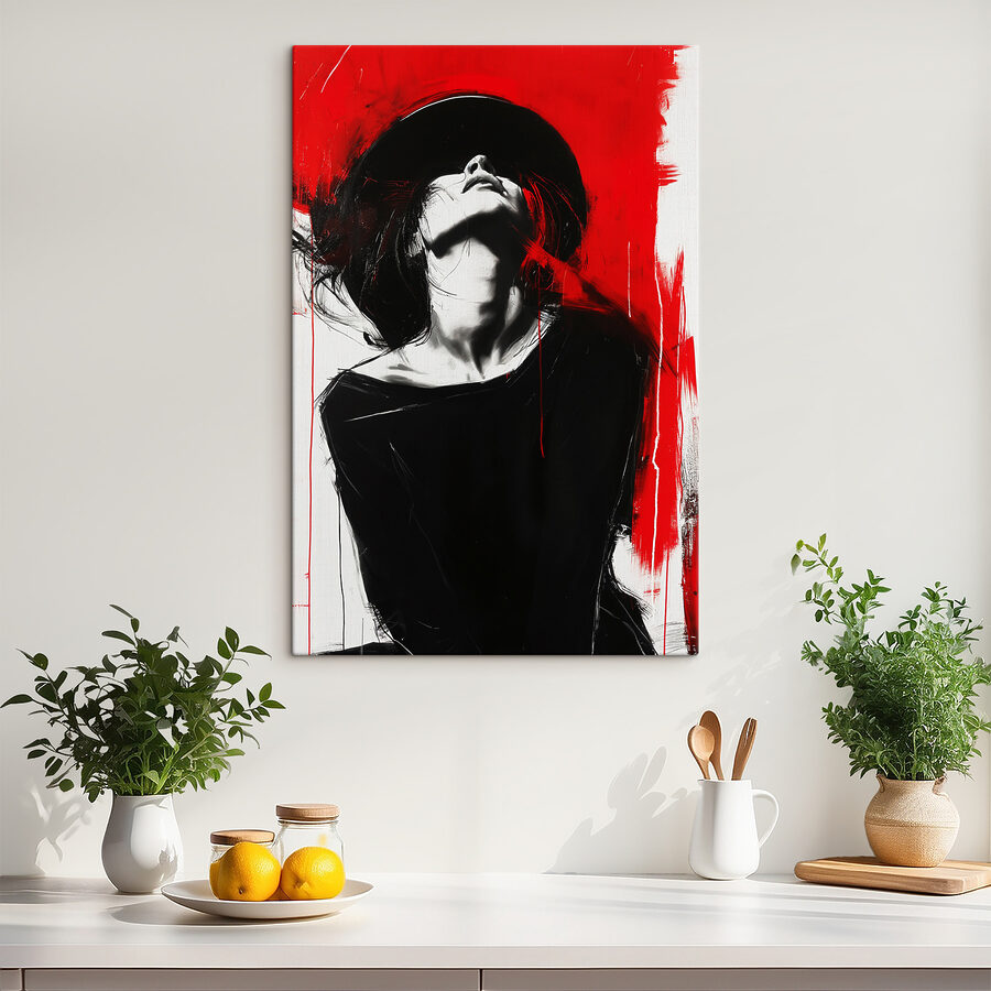 Une femme avec un chapeau noir sur fond rouge Une femme avec un chapeau noir sur fond rouge