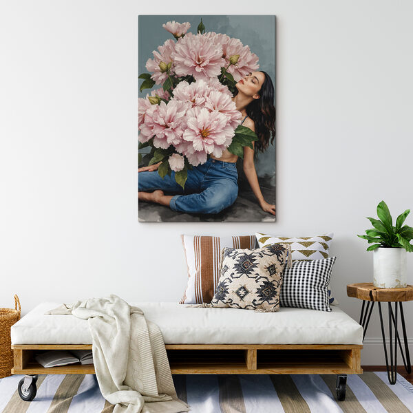 Une femme assise sur le sol avec un grand bouquet de fleurs Une femme assise sur le sol avec un grand bouquet de fleurs