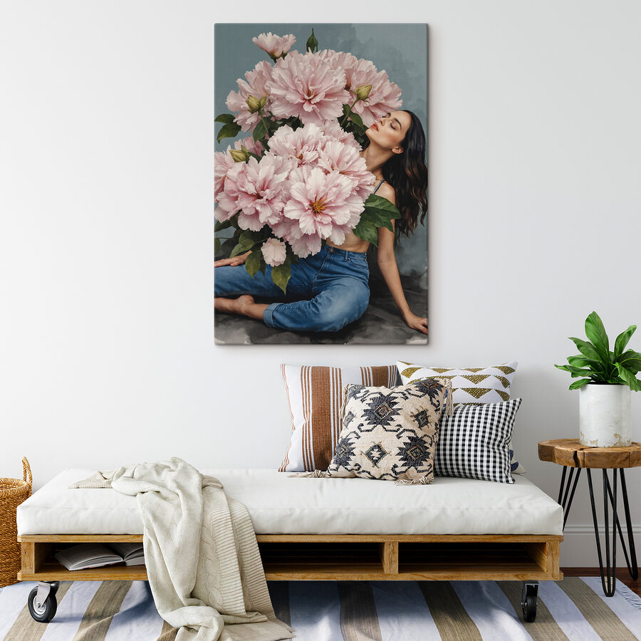 Une femme assise sur le sol avec un grand bouquet de fleurs