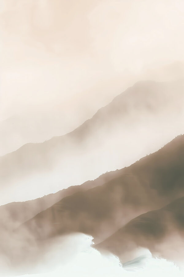 Une chaîne de montagnes brumeuse Une chaîne de montagnes brumeuse