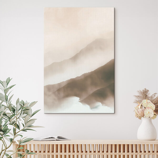 Une chaîne de montagnes brumeuse Une chaîne de montagnes brumeuse