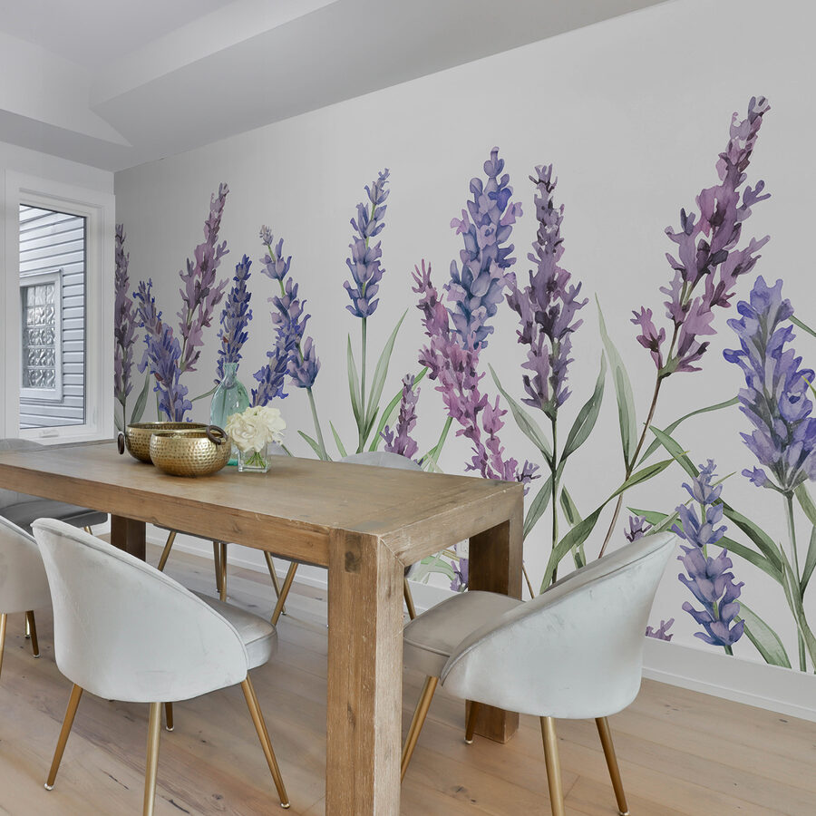 Une rangée de fleurs violettes