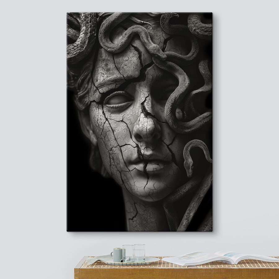Statue d'une femme au visage fissuré et entouré de serpents.